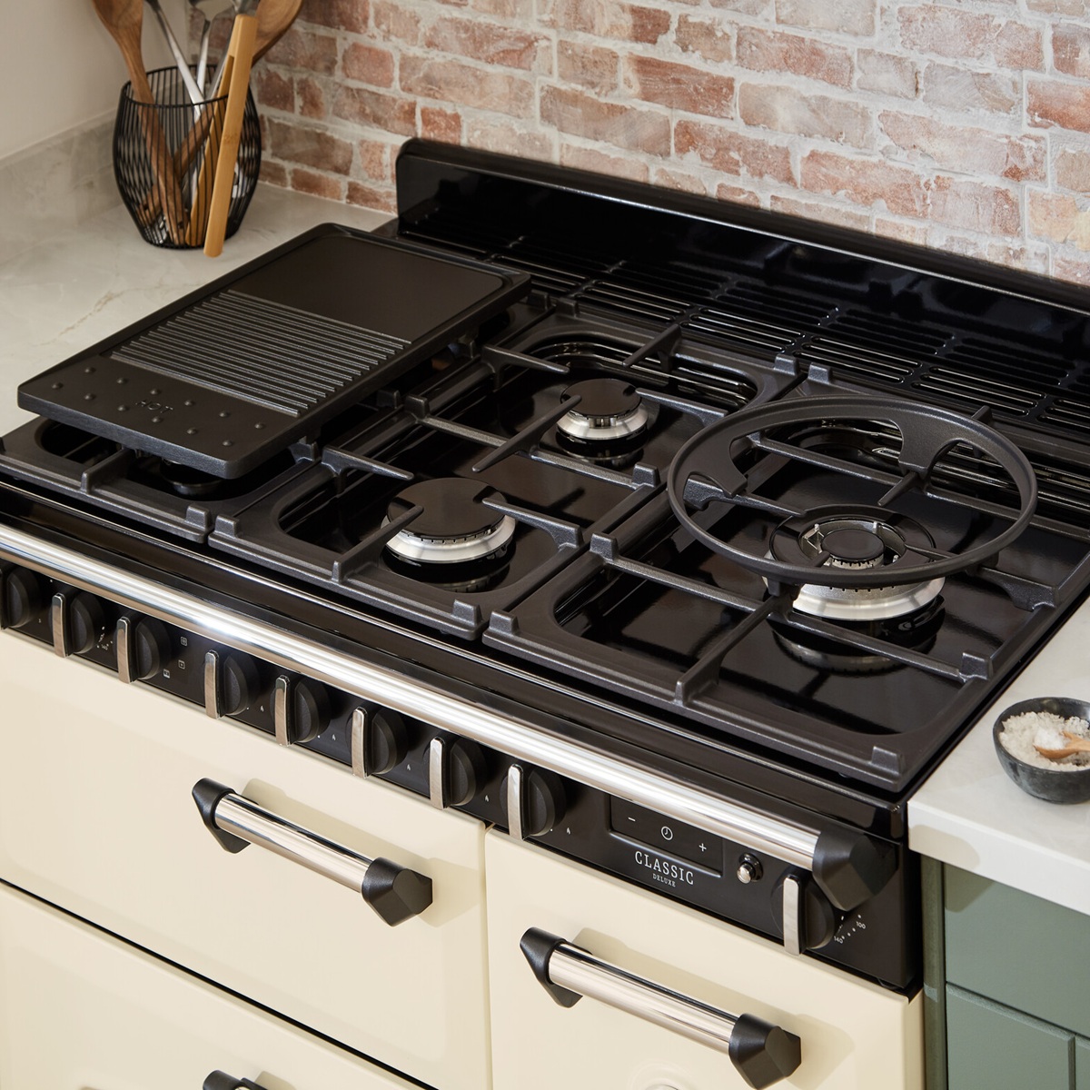 RangemasterClassicDeluxe90NGC-DF-PaleCreamChrome-HobLifestyle Rangemaster Classic Deluxe 90 Next-Generation Range Cooker - Pale Cream with Chrome Trim - Dual Fuel - Hob Detail Lifestyle Image