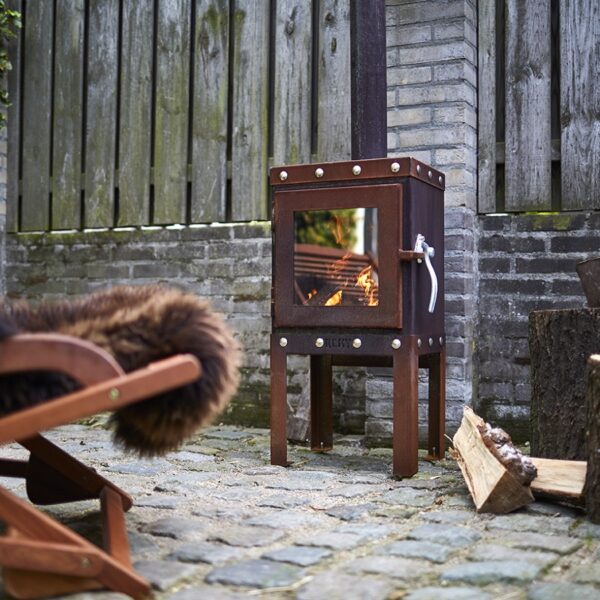 RB73 Piquia Outdoor Stove Rusted Lifestyle Image