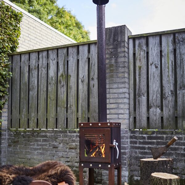 RB73 Piquia Outdoor Stove Rusted Flue Pipe Wide Angle Image