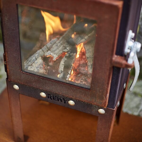 RB73 Piquia Outdoor Stove Rusted Close Up Detail Image
