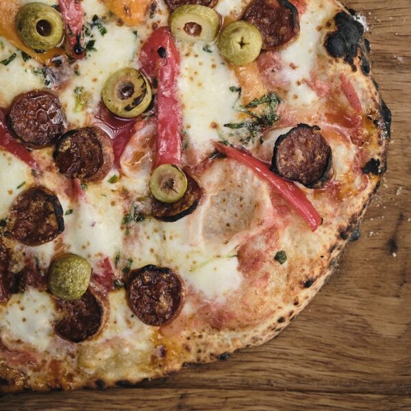 Morsø Forno Spin - Home baked pizza with sausage, olives and pepper.