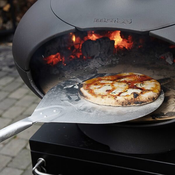 Morsø Forno Pizzal Lovers Package - Pizza peel and wood-fired pizza lifestyle image