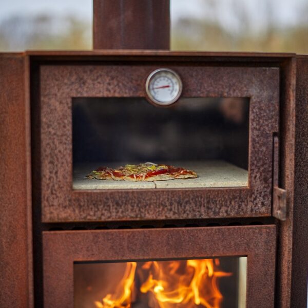 RB73 Quercus Outdoor Stove - Lifestyle Image Pizza Oven Detail