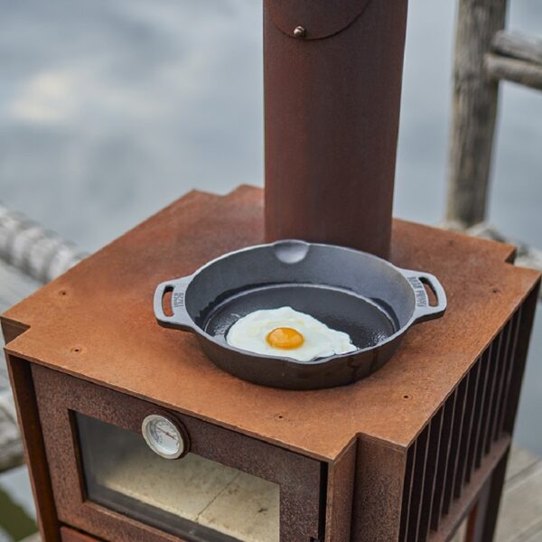 RB73 Quercus Outdoor Stove - Lifestyle Image Frying an Egg