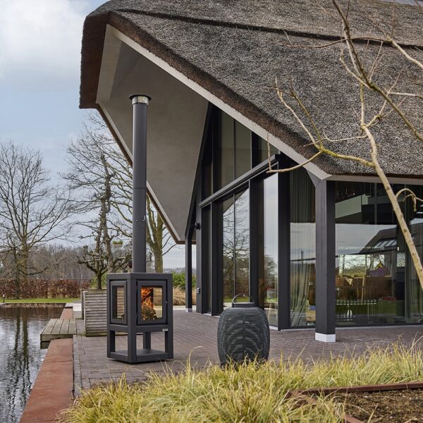 RB73 Quaruba XL BLACK - Mobile Lifestyle Image - Outdoor Wood-Burning Stove