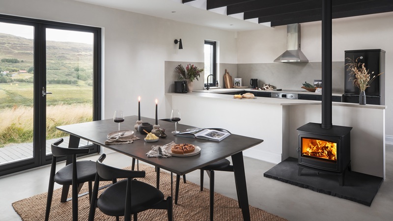 Hunter Herald 8 ECO wood-burning stove - Landscape lifestyle Image in open plan kitchen